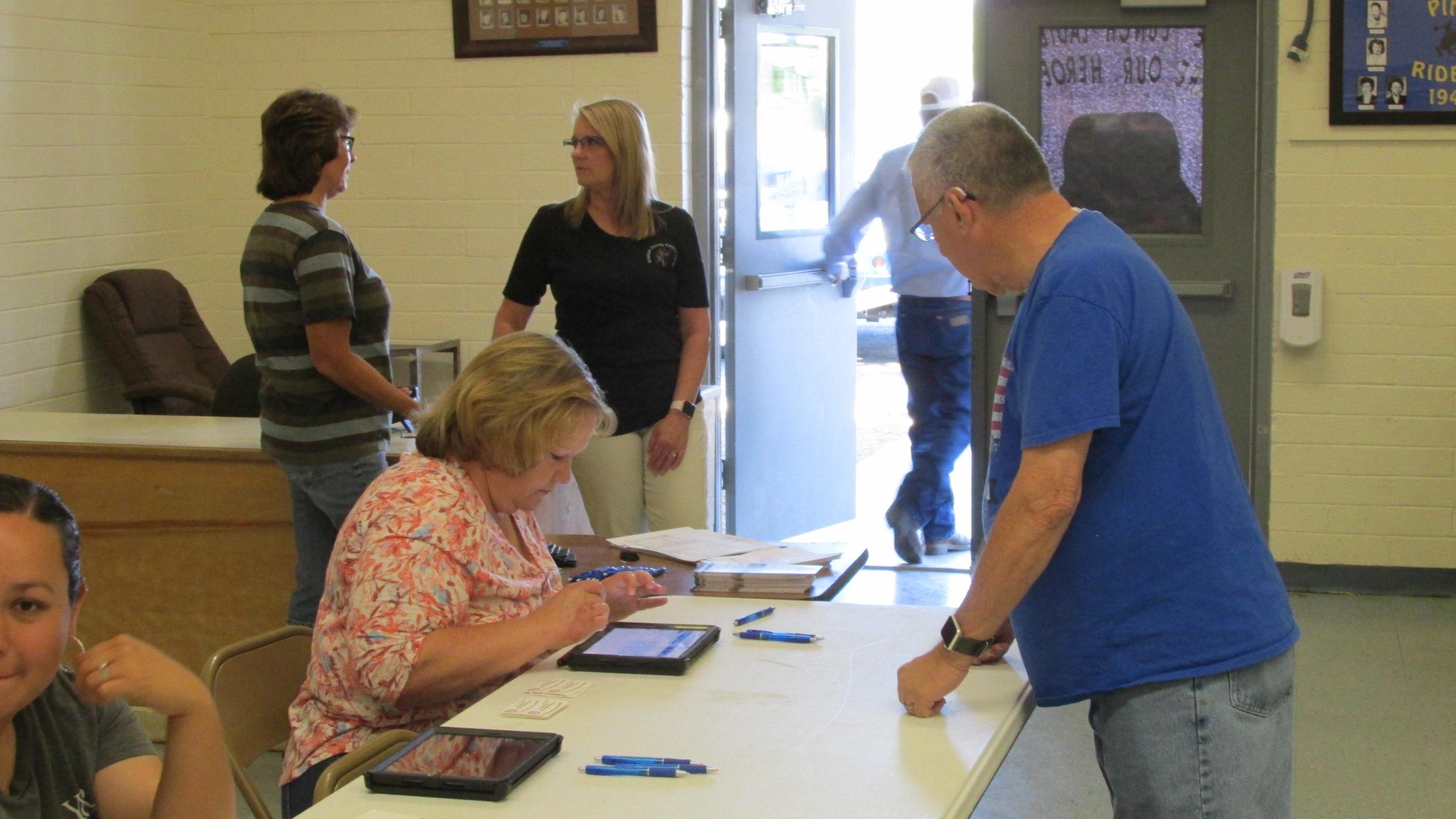 GCEC members registering for the 2018 annual meeting